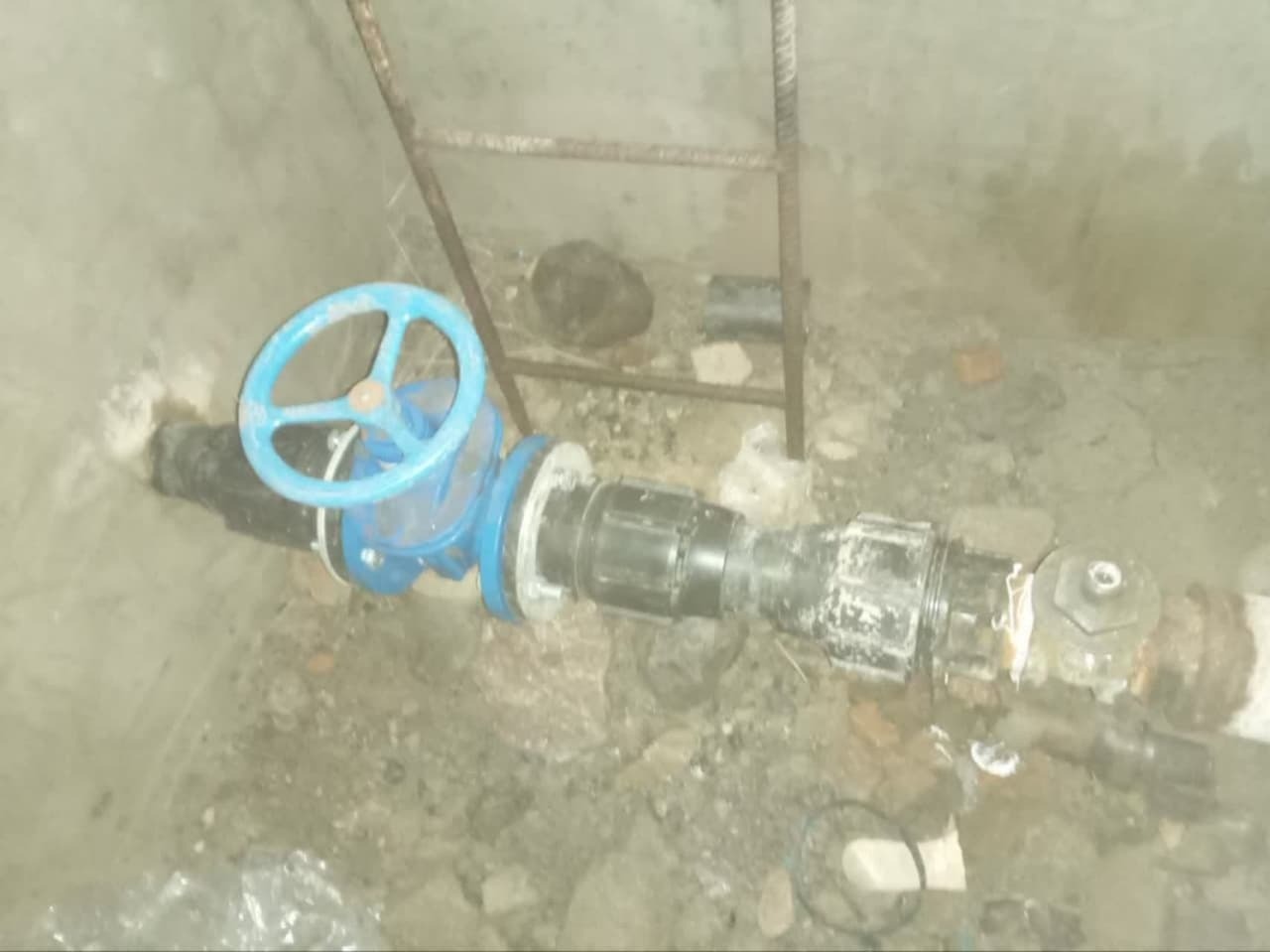 نصب شیر‌های فشار شکن در مخزن ذخیره آب روستای آغبلاغ سفلی شهرستان خوی