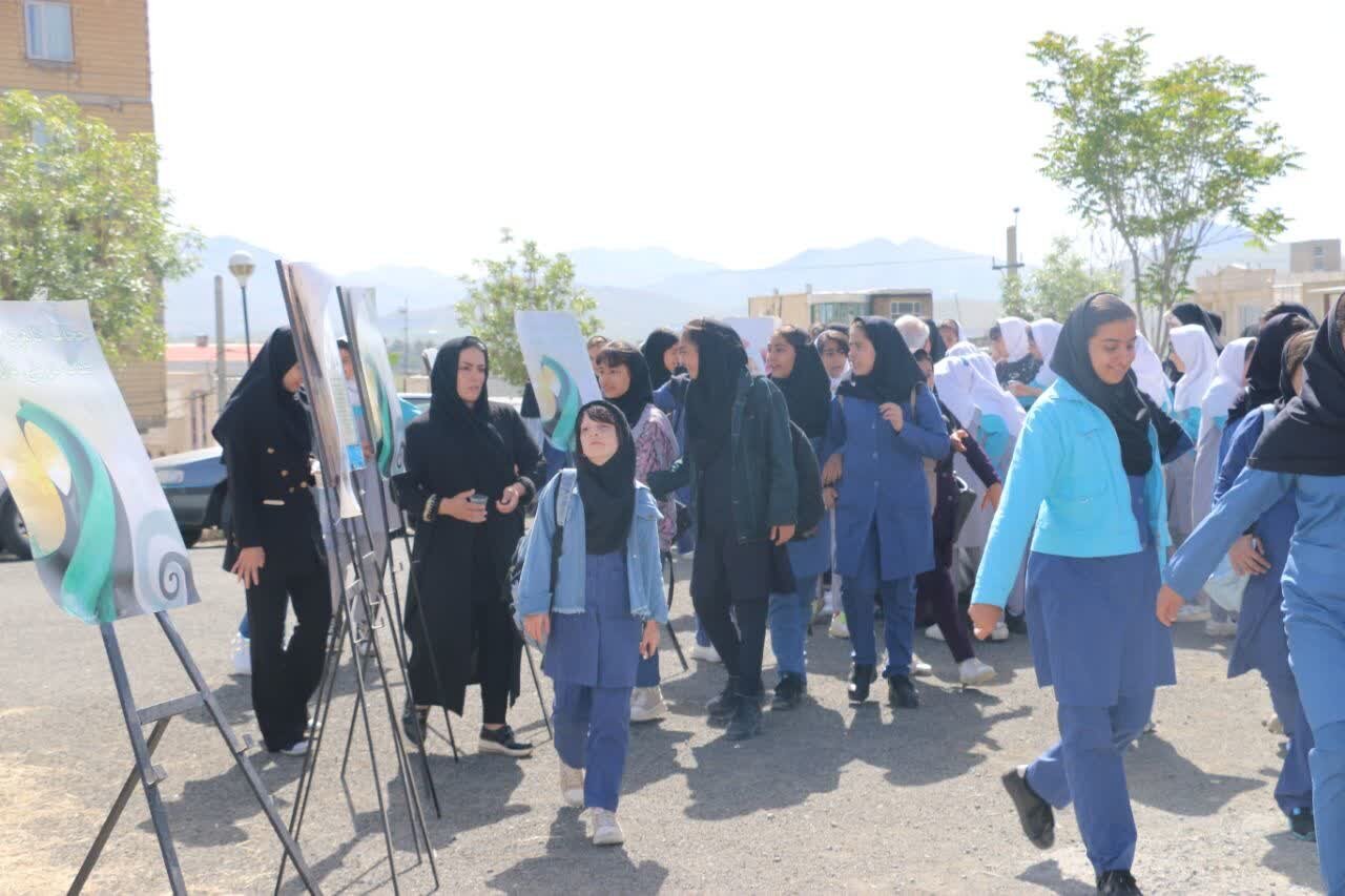 پیاده روی حرم تا حرم با حضور دانش آموزان دختر در بوستان