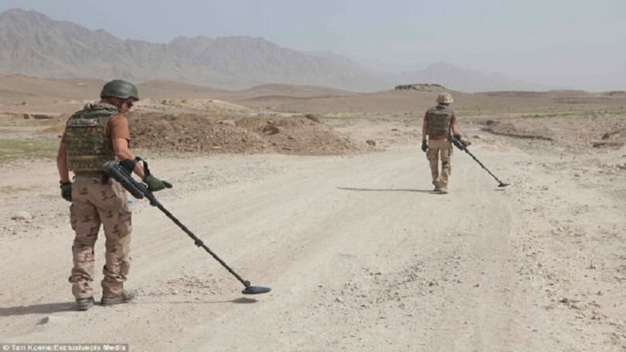 کشته و زخمی شدن دو مین روب در افغانستان