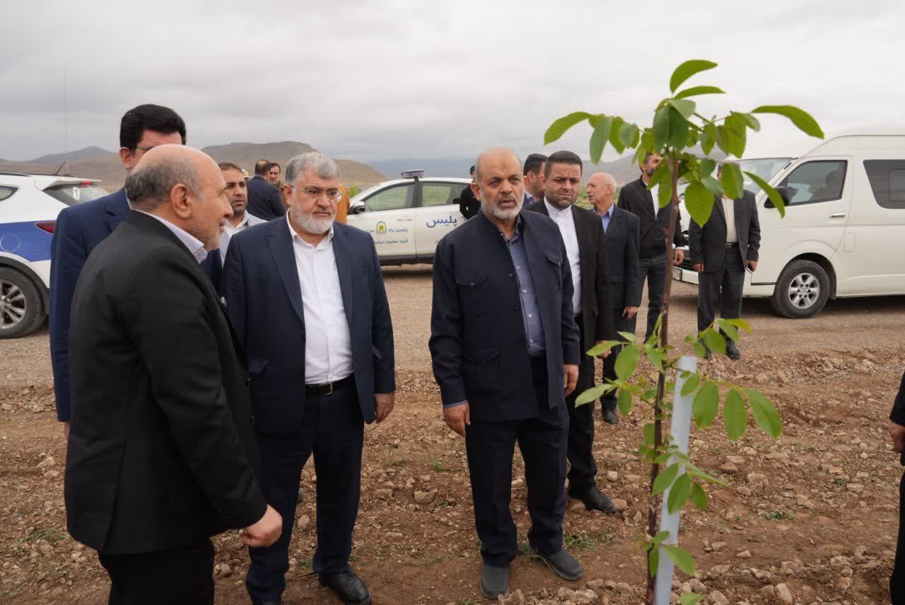 بازدید وزیر کشور از بزرگترین باغ گردو و پسته خاورمیانه در آذربایجان غربی