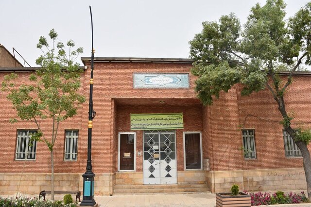انتقال منابع و نشریات قدیمی‌ترین کتابخانه عمومی شیراز به ساختمان اصلی
