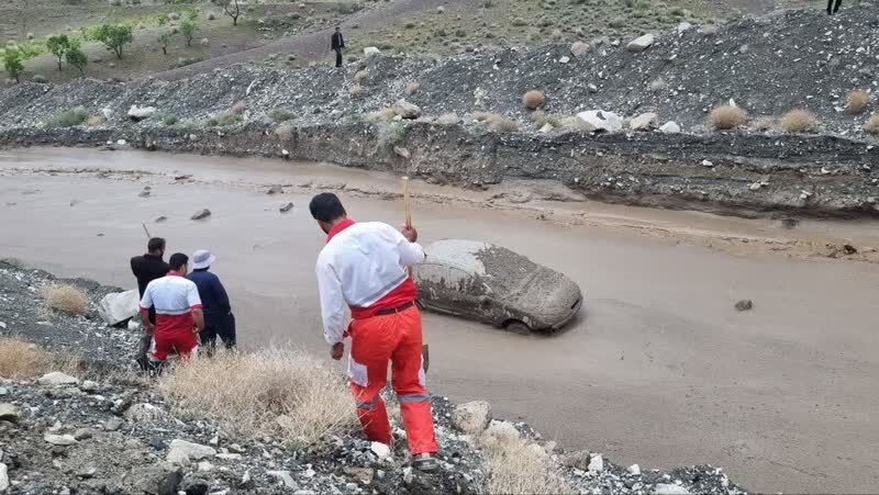 امداد رسانی نیروهای هلال احمر  به ۲۳۱ فرد گرفتار در سیلاب خراسان رضوی