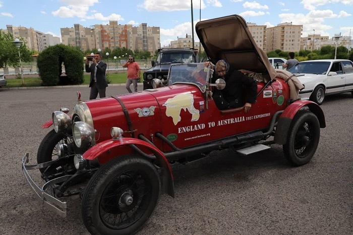 سفر زوج جهانگرد استرالیایی با ماشین ۱۰۰ساله به زنجان