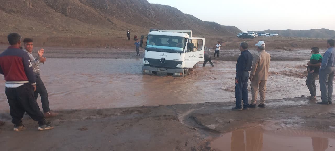 انتقال شهروندان گرفتاردرسیل خواف به مکان امن