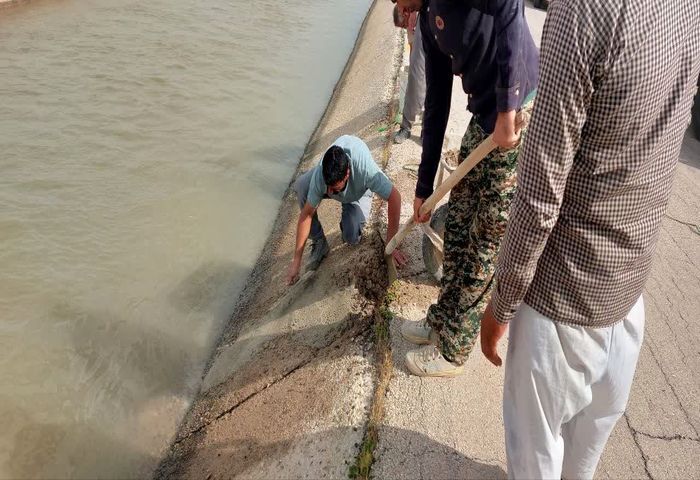 مرمت شکستگی در  بدنه کانال انتقال آب جنوب شرق خوزستان