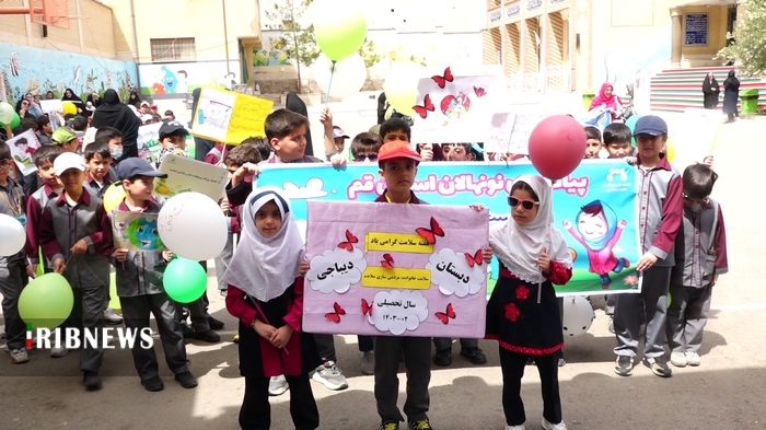 راهپیمایی جمعی از کودکان و مادران قمی در هفته سلامت