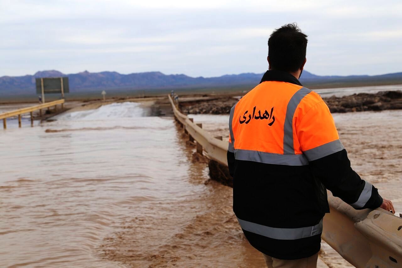 انسداد جاده تربت جام - صالح آباد بر اثر وقوع سیل