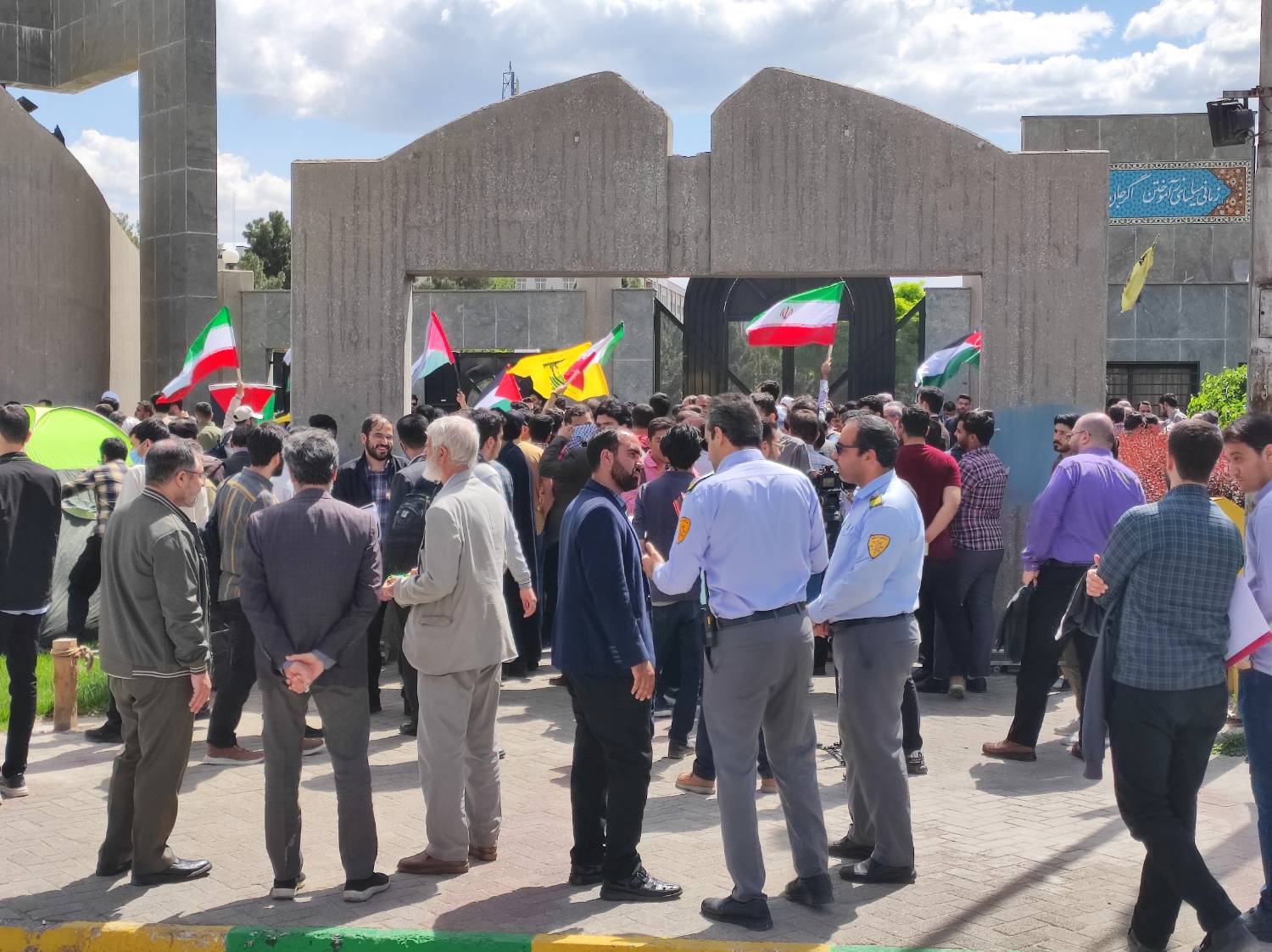تجمع دانشجویان و اساتید مشهد در محکومیت برخورد با دانشجویان و اساتید آمریکایی حامی فلسطین