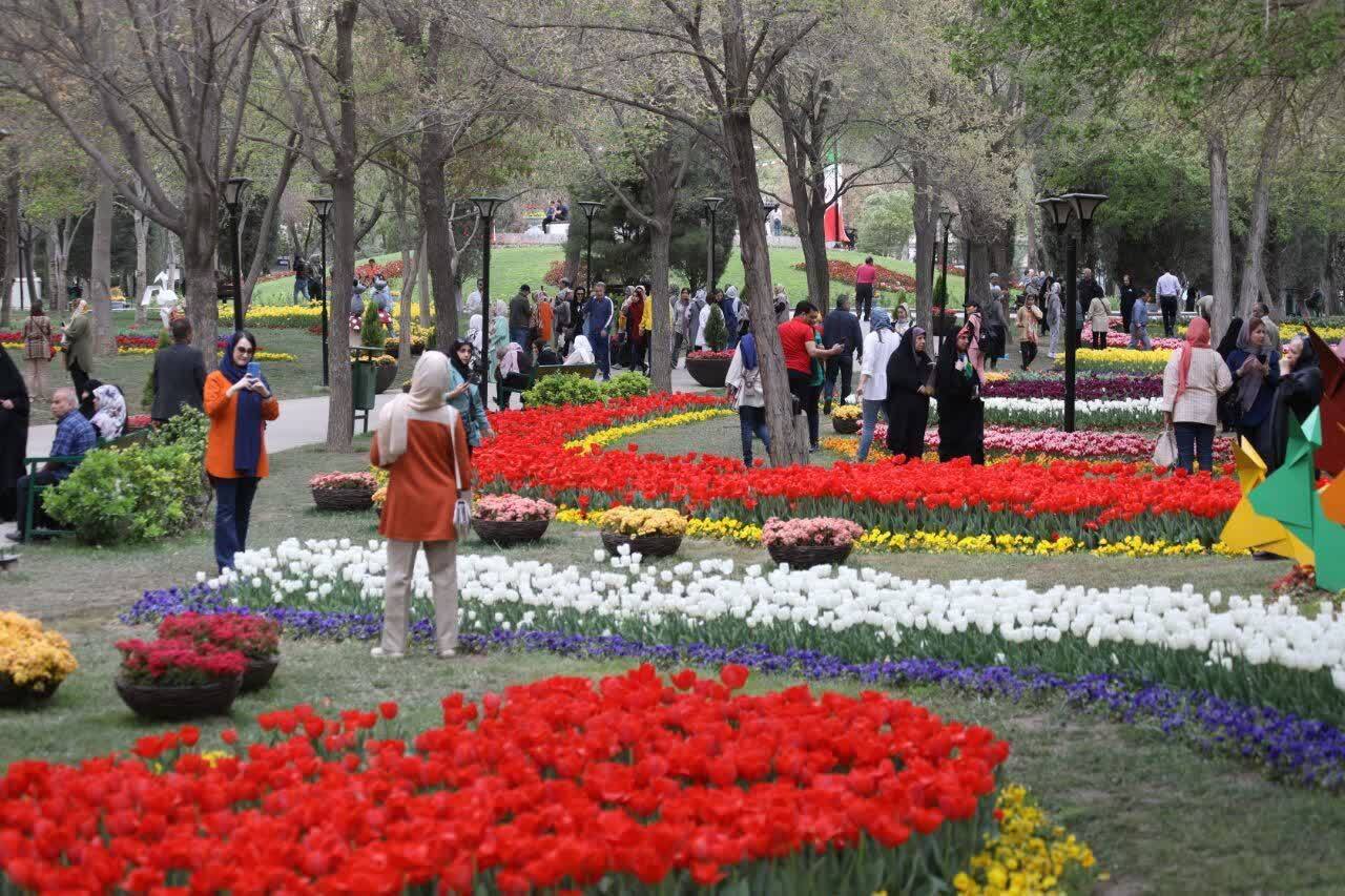 استقبال گسترده زائران و مجاوران رضوی از جشنواره لاله‌های مشهد