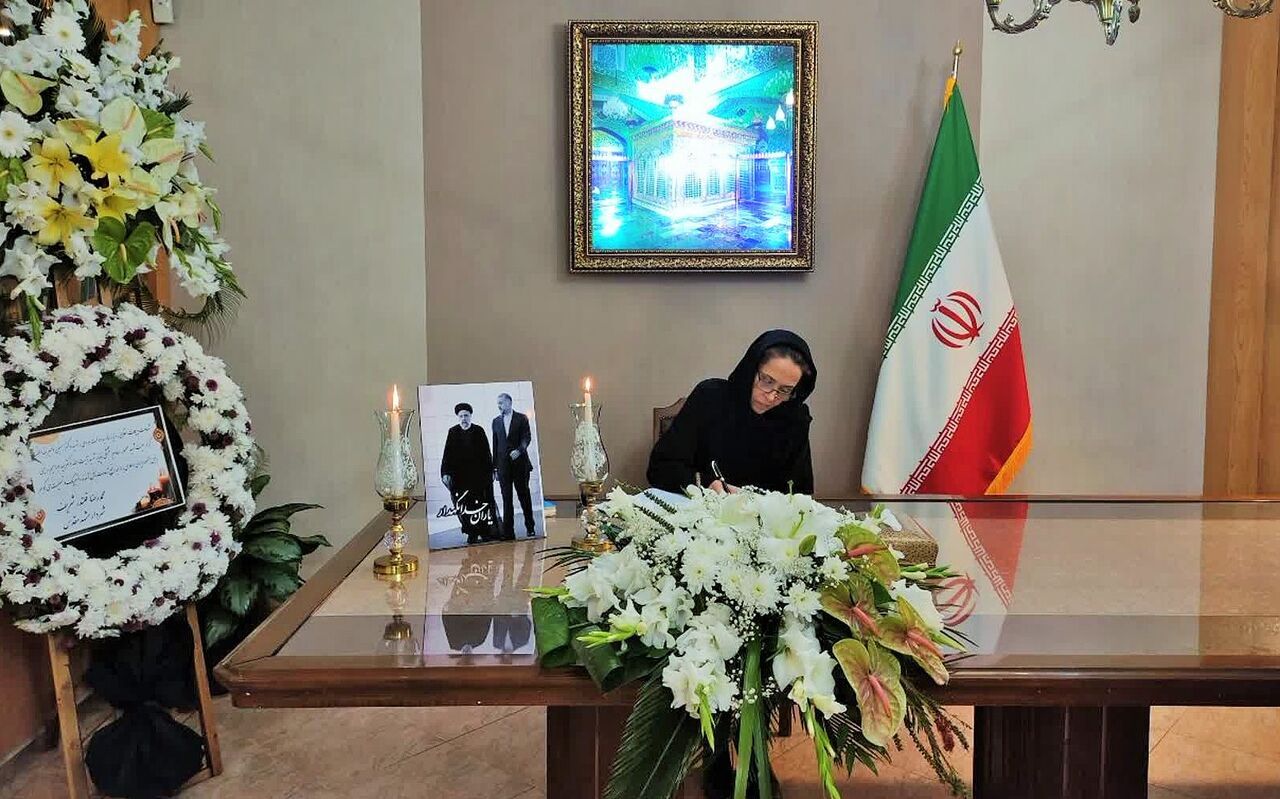 امضای دفتر یادبود شهادت رئیس جمهور سرکنسول‌های خارجی در مشهد