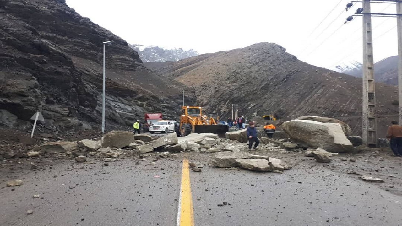 خطر ریزش سنگ در جاده کرج چالوس