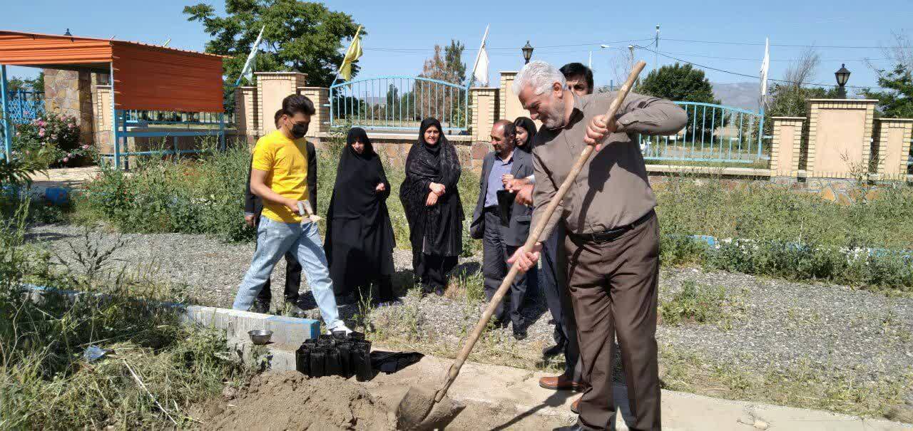 دانشجویان فریمانی هزار بذر بادامشک کاشتند