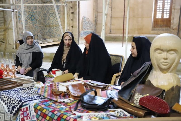 برپایی نمایشگاه صنایع‌دستی در گنبد سلطانیه *