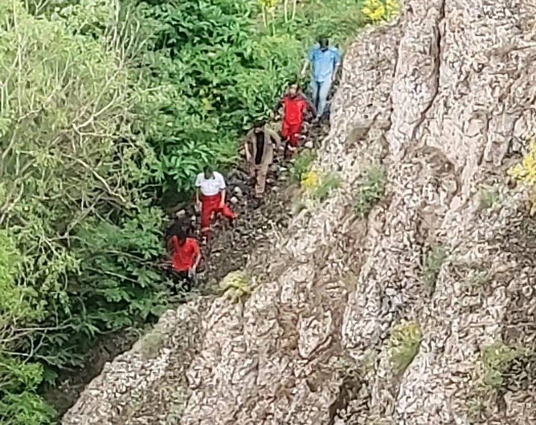 نجات طبیعتگرد ۳۳ ساله از ارتفاعات آبشار هفت چشمه