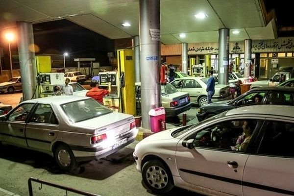 شلوغی جایگاه‌های دارنده کارت سوخت اضطراری در شهر بندرعباس