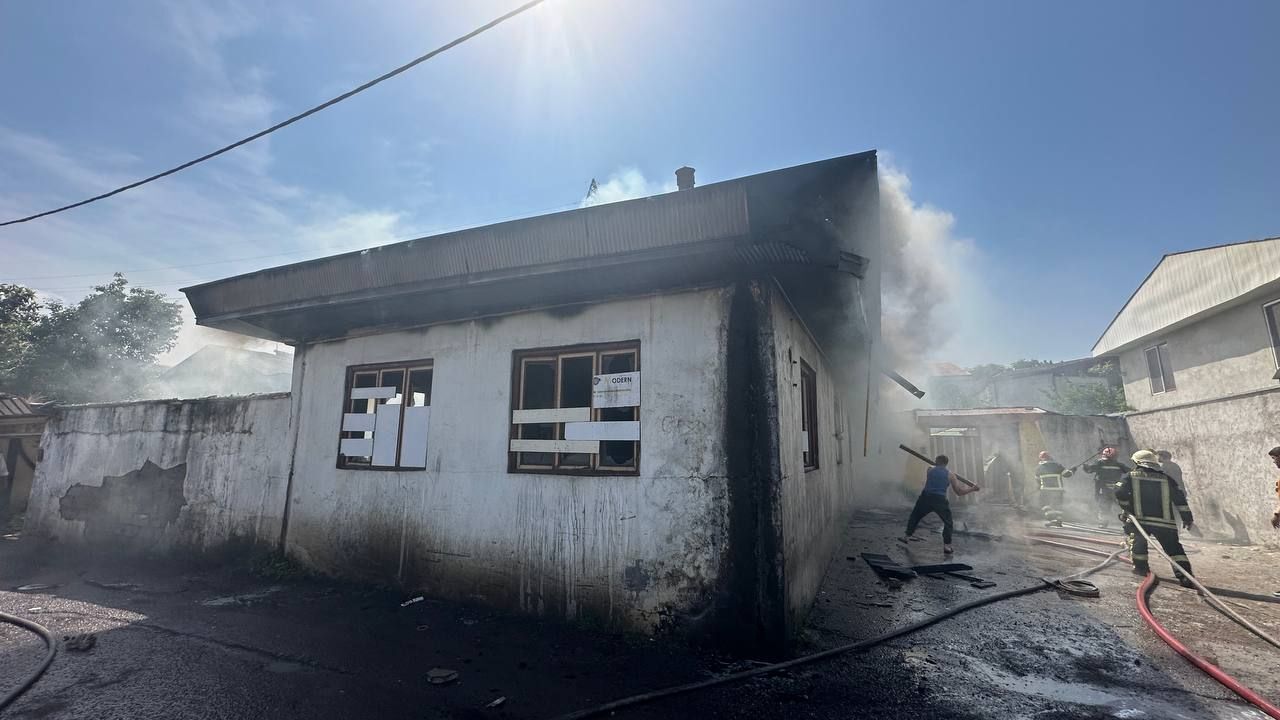 تلاش آتش نشانان رشت برای خاموش کردن آتش سوزی یک خانه