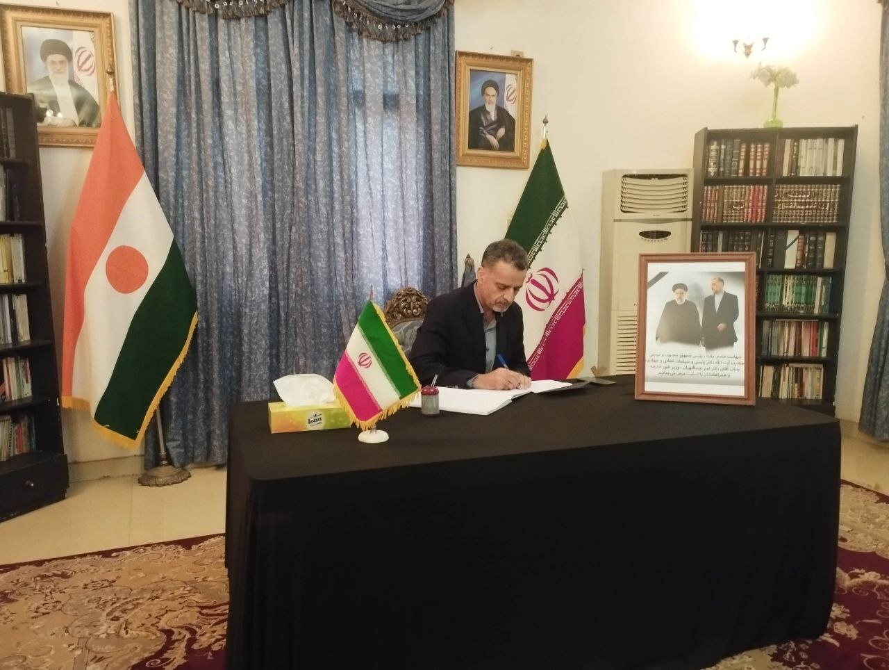 ادای احترام مقام‌های کشورهای مختلف به رئیس جمهور شهید در سفارتخانه‌های ایران