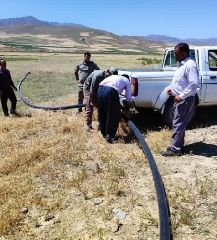 قطع و جمع آوری لوله‌های انتقال آب به اراضی دیم در شهرستان نقده