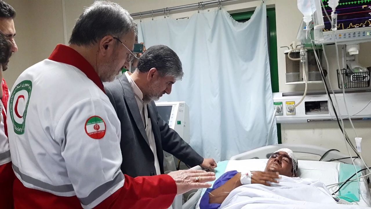 بازدید دبیرکل جمعیت هلال احمر از بیمارستان‌های کاشمر پس از وقوع زلزله