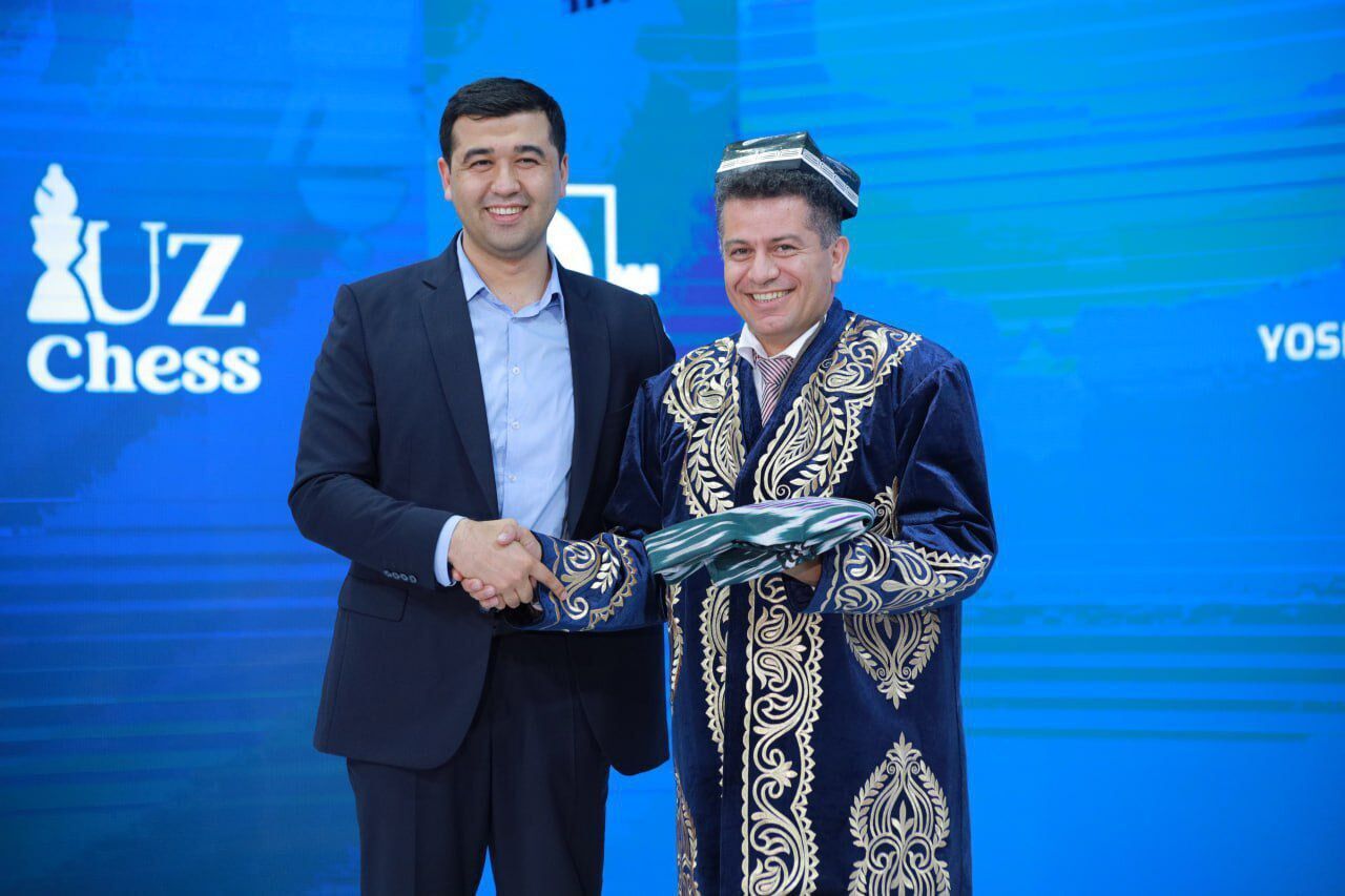 لباس ملی کشور ازبکستان به داور شطرنج همدان اهدا شد