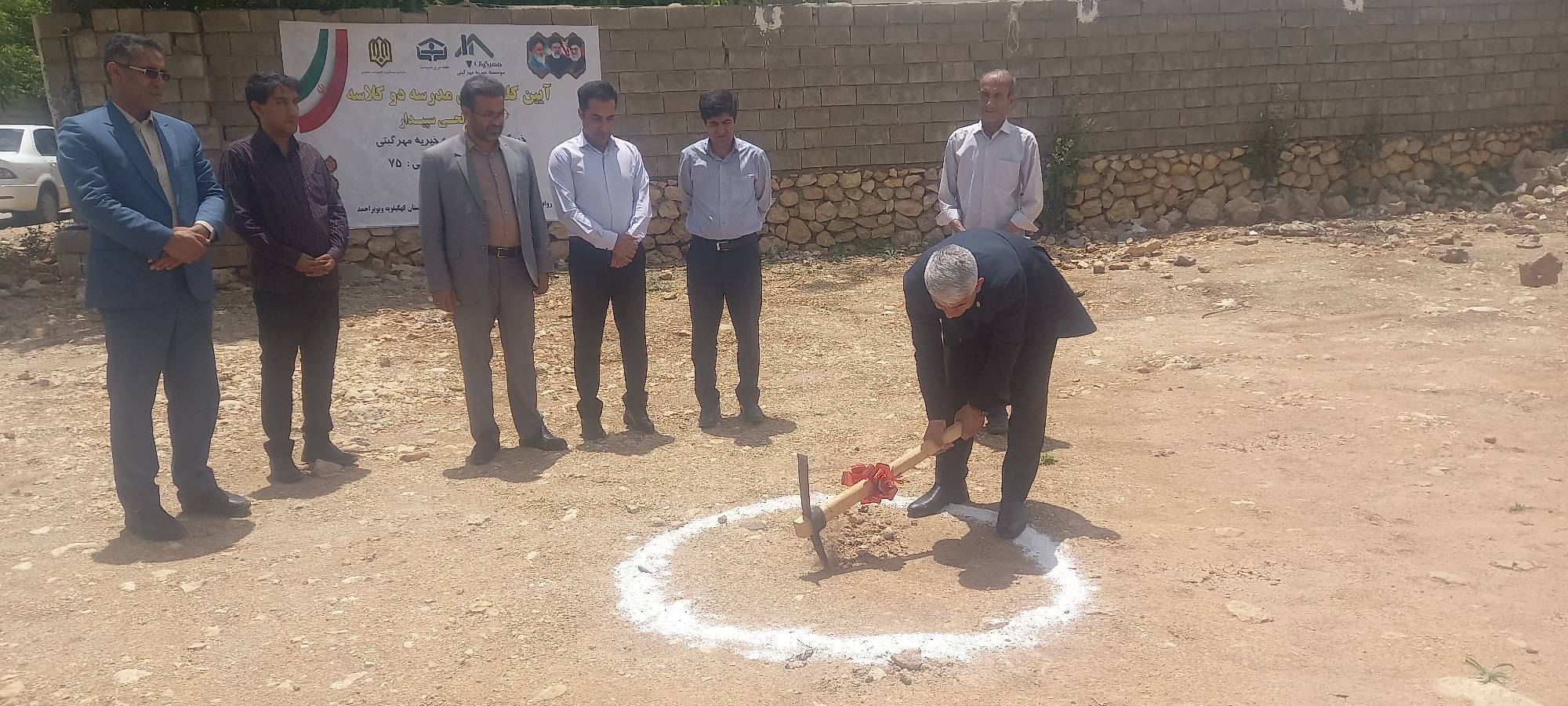 کلنگ زنی مدرسه خیرساز در روستای دره صالحی سپیدار