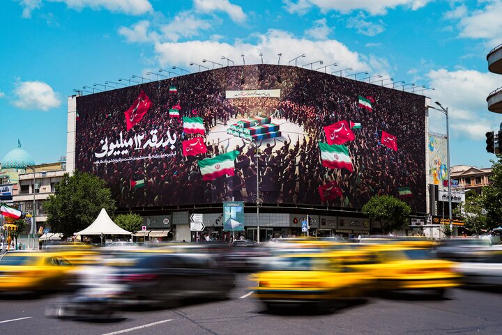 رونمایی از دیوارنگاره جدید میدان انقلاب