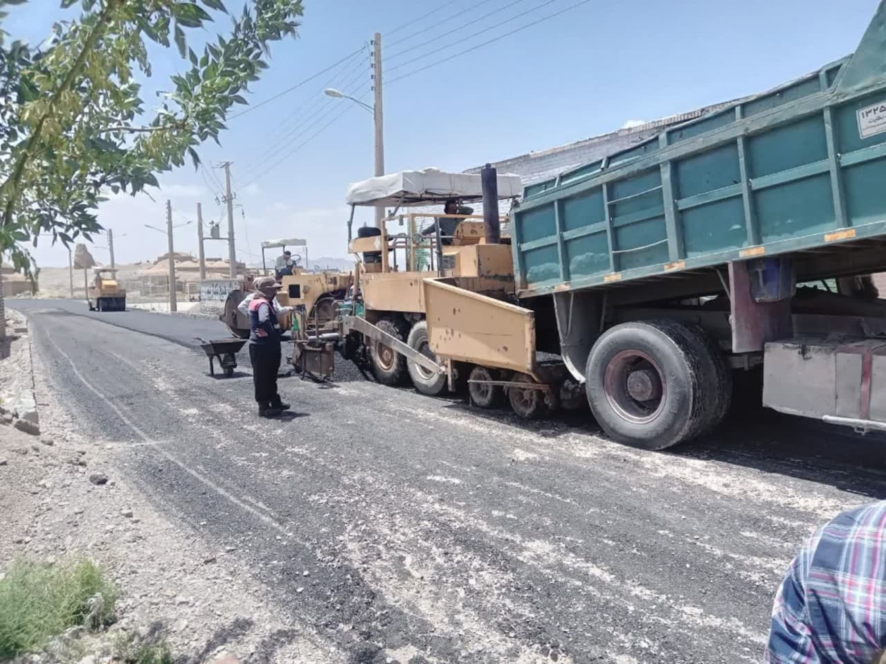 اجرای طرح آسفالت معابر در ۲۰ روستای خوسف