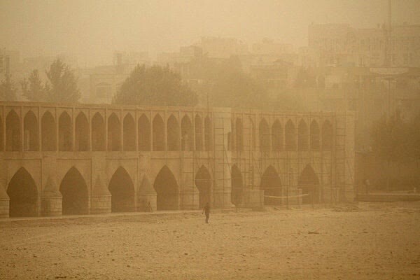 ادامه افزایش غلظت آلاینده‌ها، گرد و خاک و گرما در اصفهان