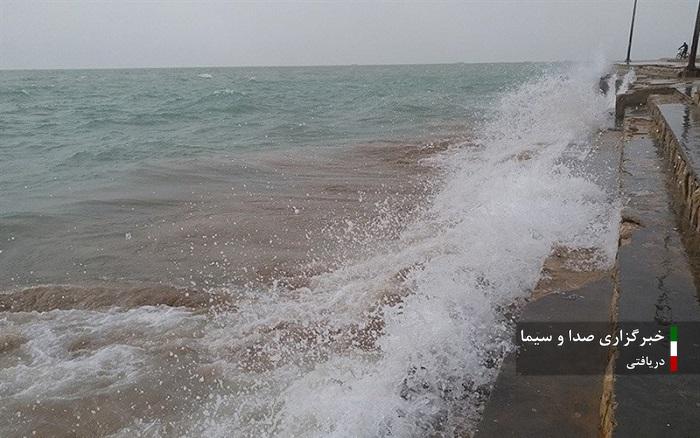 دریای مواج با وزش باد‌های نسبتاً شدید شمال غربی در خلیج فارس
