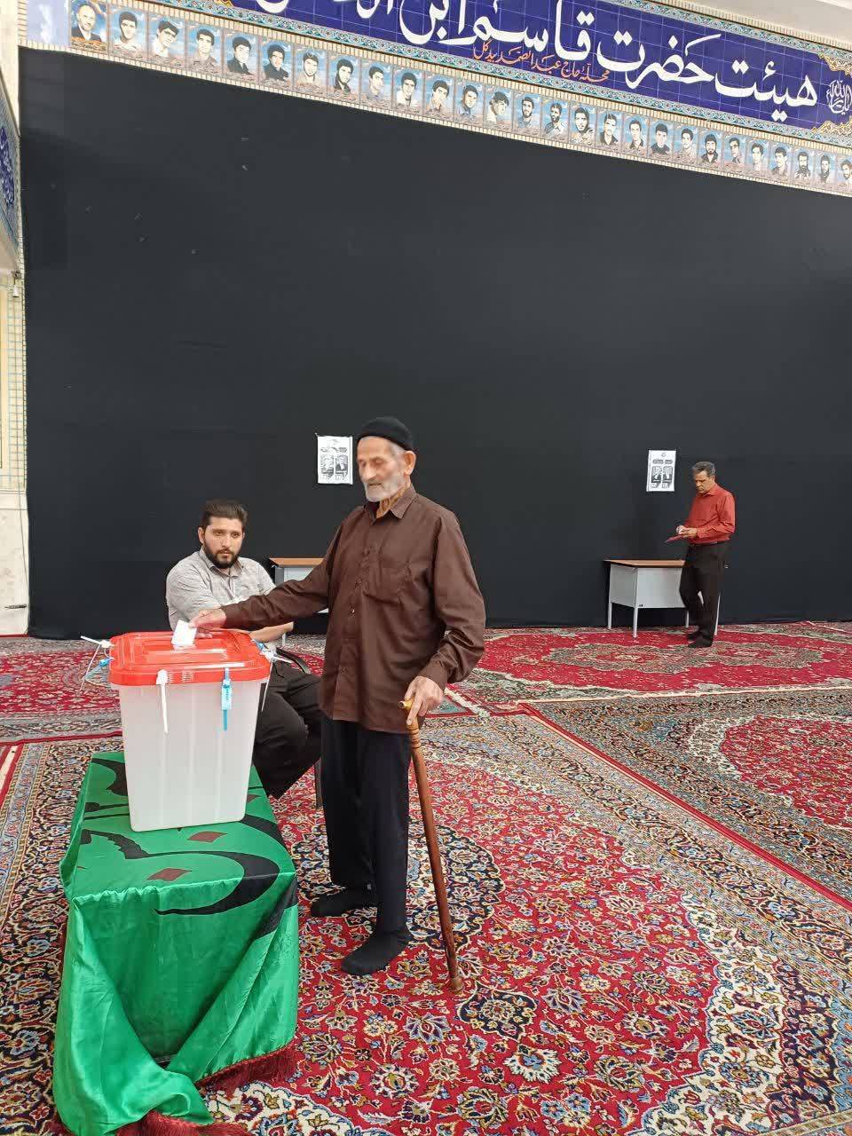 حضور پدر و مادر سه شهید آران و بیدگلی در پای صندوق رای