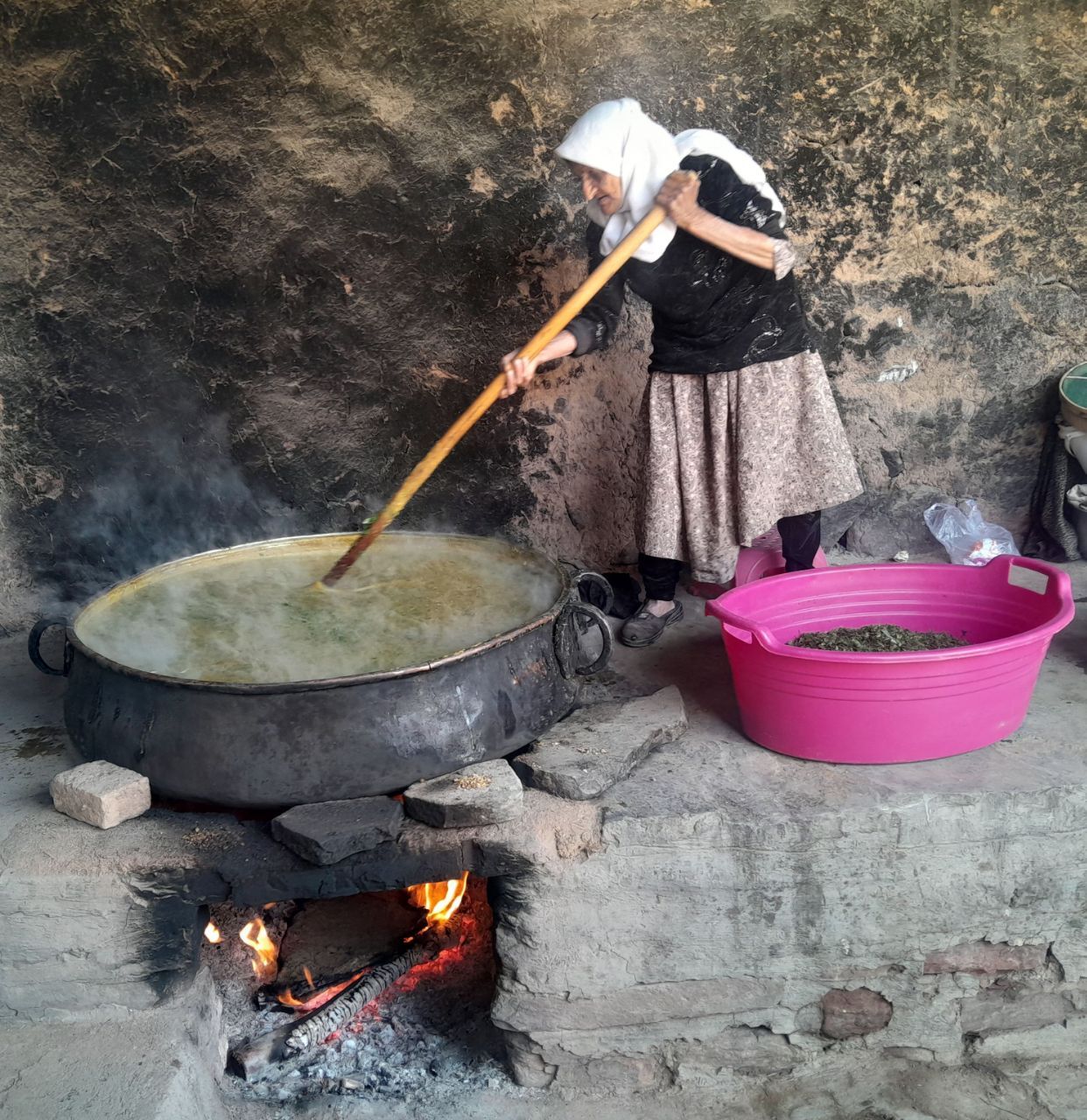پخت آش نذری در روستای علاقه بخش رخ شهرستان تربت حیدریه