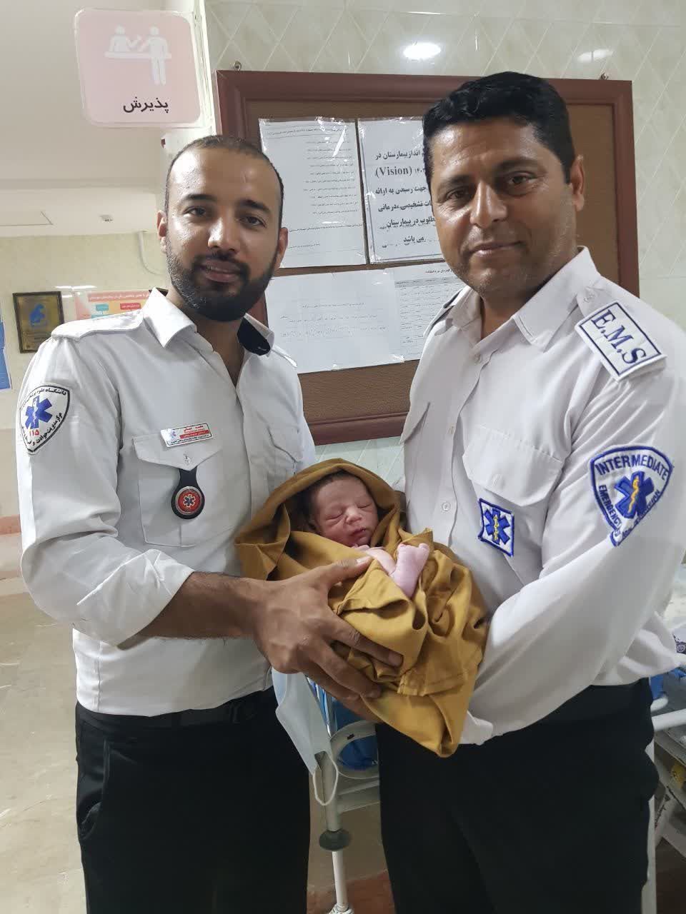نوزاد عجول درگزی در آمبولانس به دنیا آمد
