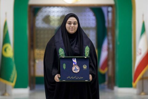 اهدای اولین مدال ایران در مسابقات مچ‌اندازی بانوان جهان به موزه حرم مطهر رضوی