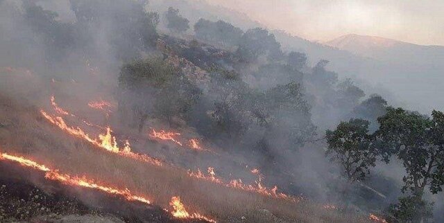 آتش سوزی گسترده در کوه‌های خائیز / ۲ بالگرد برای مهار آتش به بهبهان می‌رسند