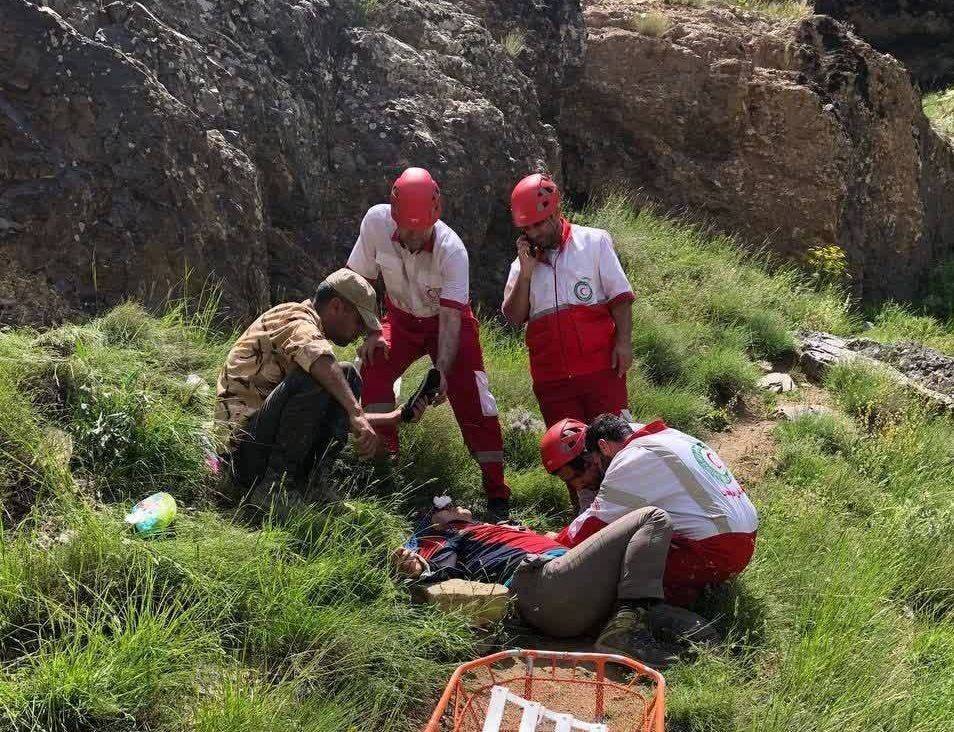 تلاش ۱۷ ساعته امدادگران البرزی برای نجات کوهنورد مصدوم در قله شاه البرز طالقان