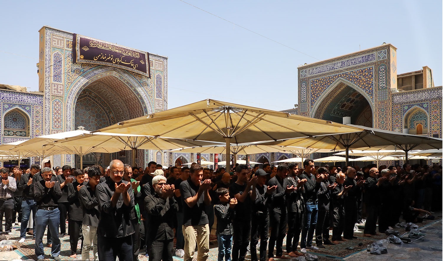 برپایی نماز ظهر عاشورا  با حضور گسترده عزاداران حسینی در حرم مطهر رضوی