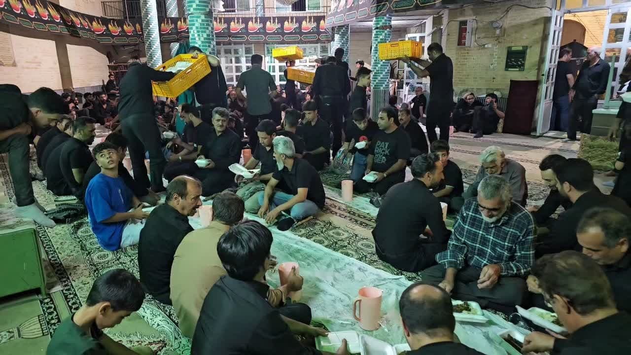 مردم کذاب هفت هزار پرس غذای گرم بین عزاداران حسینی توزیع کردند