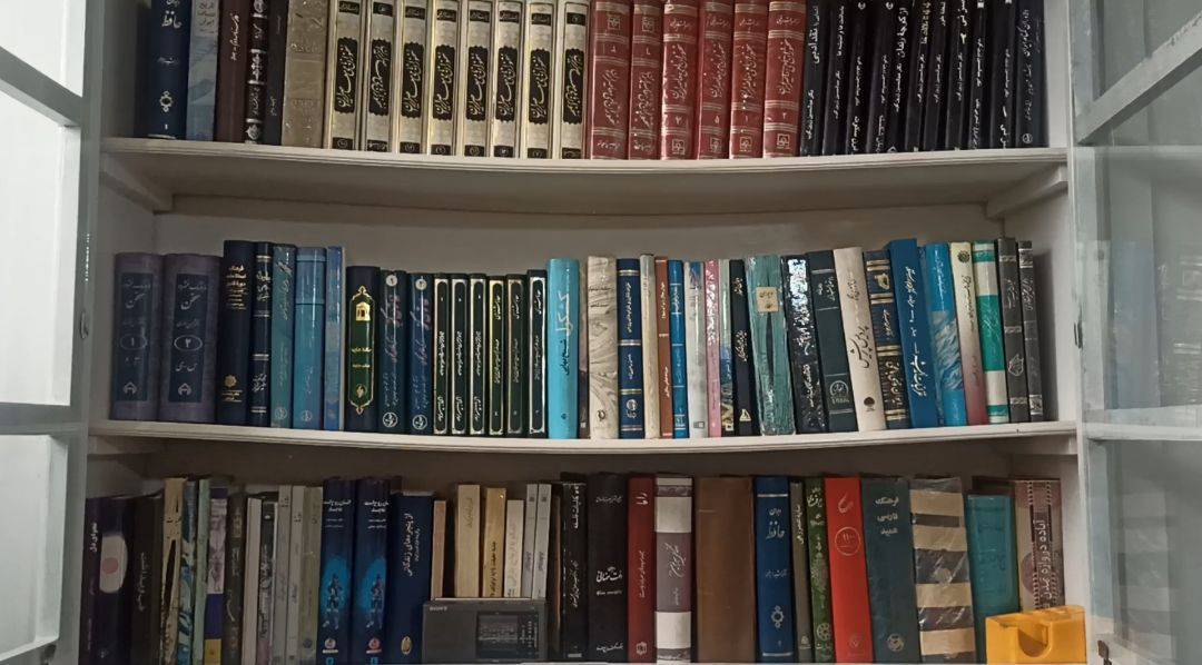 اهدای کتاب‌های نویسنده ۹۰ ساله به کتابخانه آباده