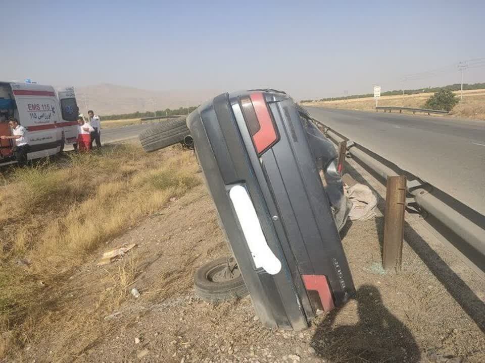 واژگونی خودروی سواری در محور ساوه به همدان