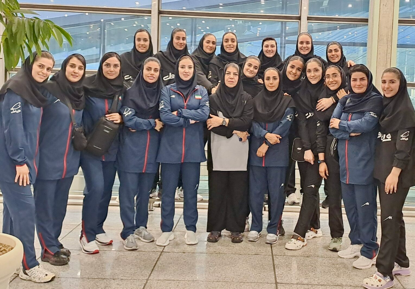 دختران جوان والیبال ایران پای صندوق انتخابات در چین