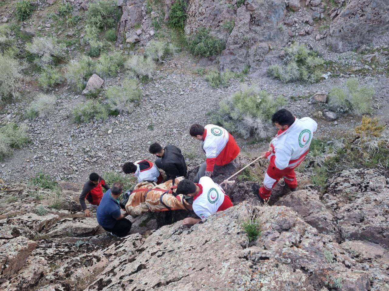 نجات نوجوان گرفتار در کوه های چالوس