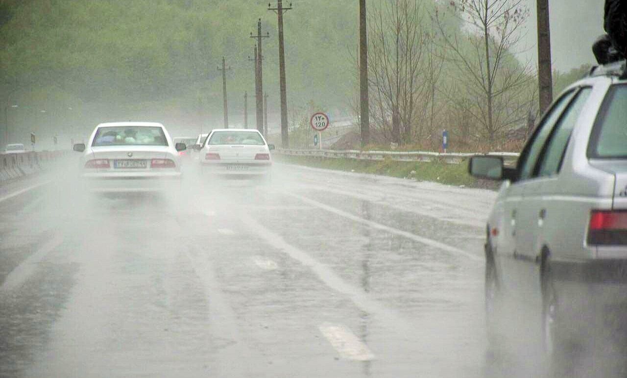 بارانی و لغزنده بودن جاده‌های درگز و قوچان