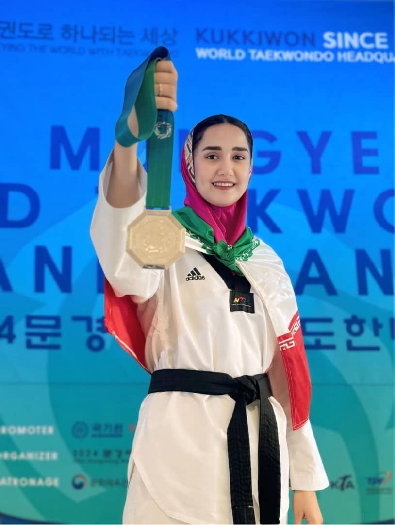 نشان نقره مسابقات تکواندو قهرمانی جهان بر گردن بانوی فارسی