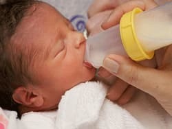 حمایت از نوزادارن نارس در بانک شیر مادر