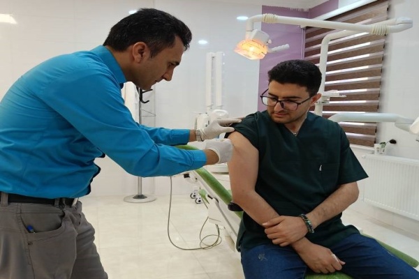 تزریق واکسن هپاتیتB به کارکنان کلینیک دندانپزشکی و آزمایشگاه‌های شهر دولت‌آبادشهرستان زاوه