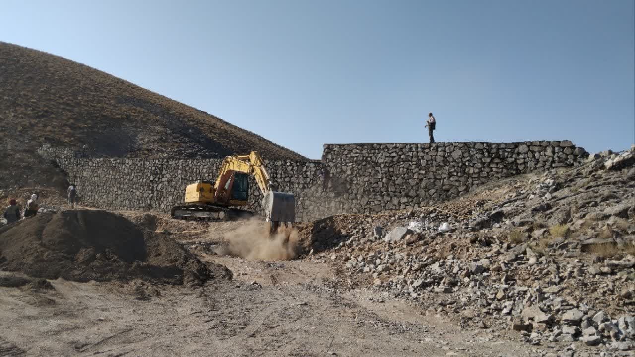 پیشرفت ۸۵ درصدی طرح ملی بند سنگی ملاتی روستای خلف شهرستان درمیان