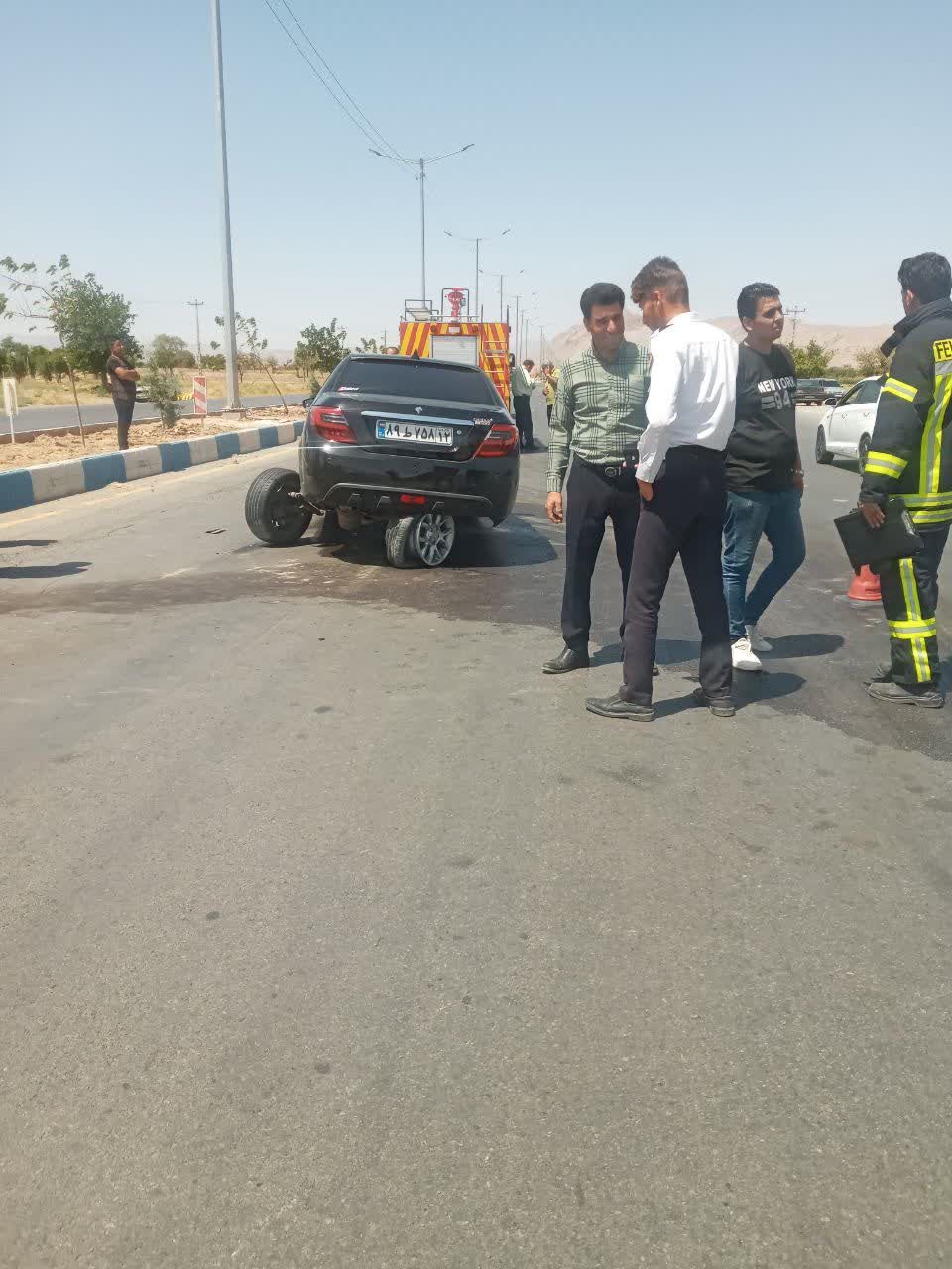 خسارت شدید به خودروی سواری دنا پلاس به دلیل برخوردباجدول کنار جاده تربت حیدریه -مشهد