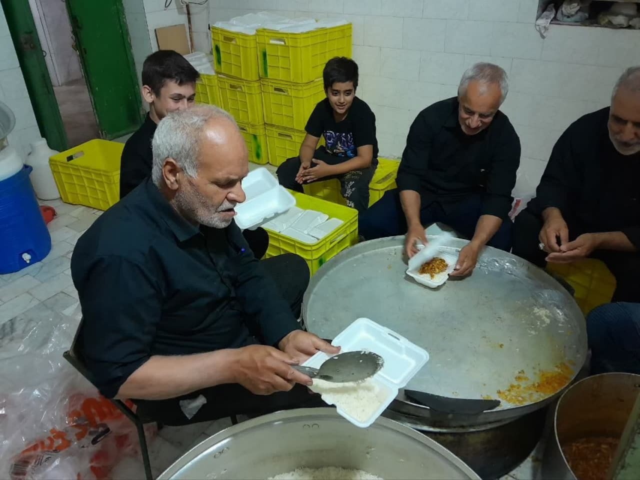 توزیع ۱۲ هزار پرس غذا در روستای دربرز بین عزاداران