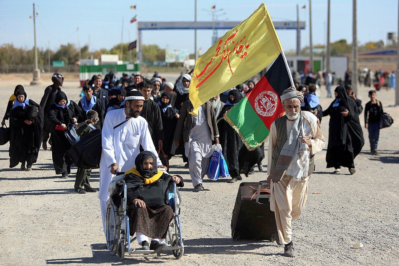 جا به جایی زائران اربعین افغانستانی از دوغارون تا چذابه توسط اتوبوس‌های افغانستانی