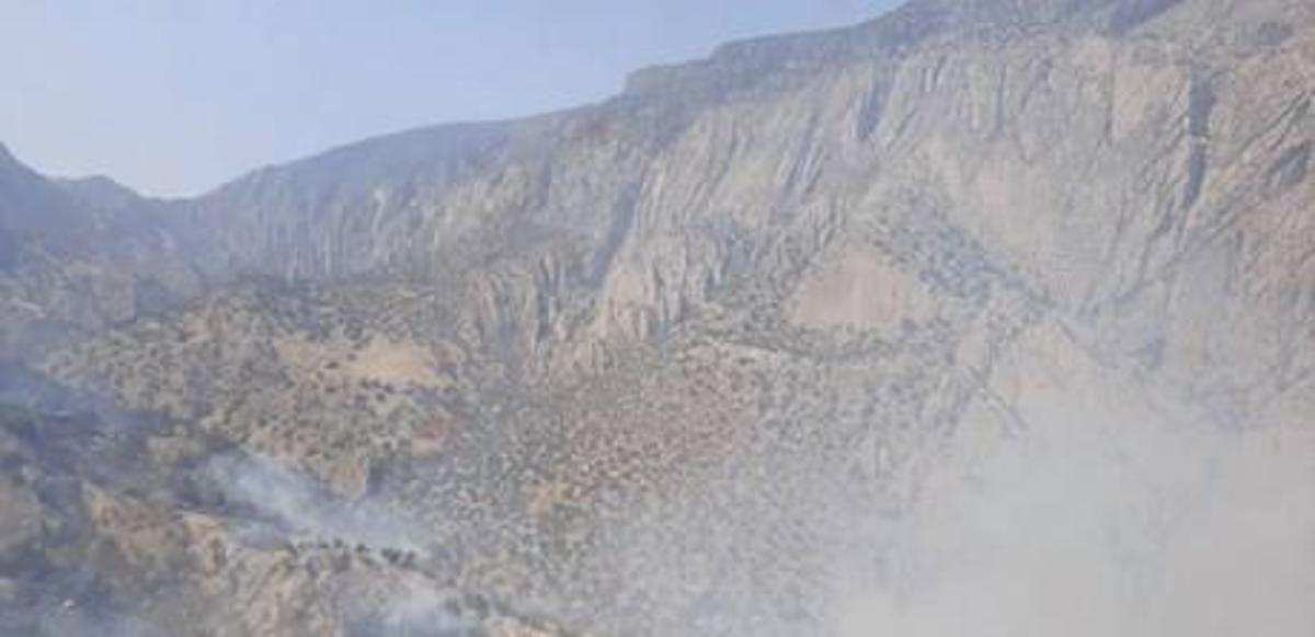 کوه لار و دامنه‌های ارتفاعات خامی همچنان در آتش می‌سوزد